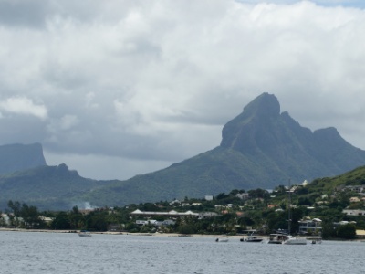 JA8A1713  FR: Le Morne, voyez-vous la femme a gauche? UK The Morne mountain, do you see the woman(mountain) on left?